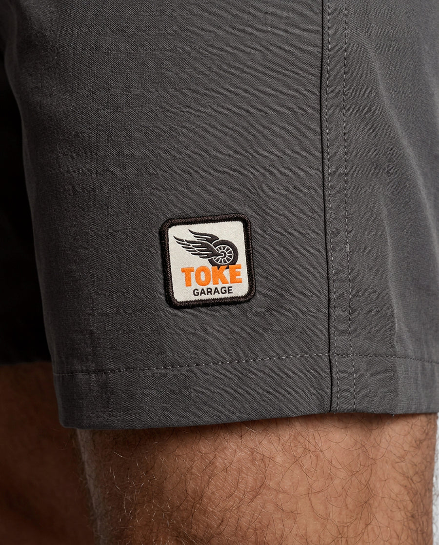 Short Gris Oscuro Híbrido Hombre