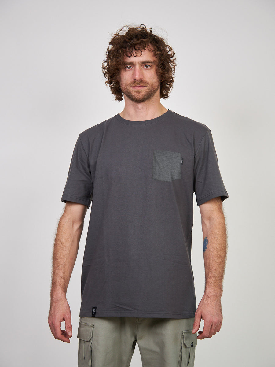 Polera Gris Oscuro Manga Corta Bolsillo
